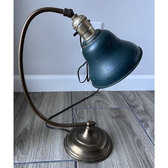 VINTAGE Curved Ark Crescent Arm Brass Lamp Green Metal Shade Banker Desk Lamp - Picture 7 of 11